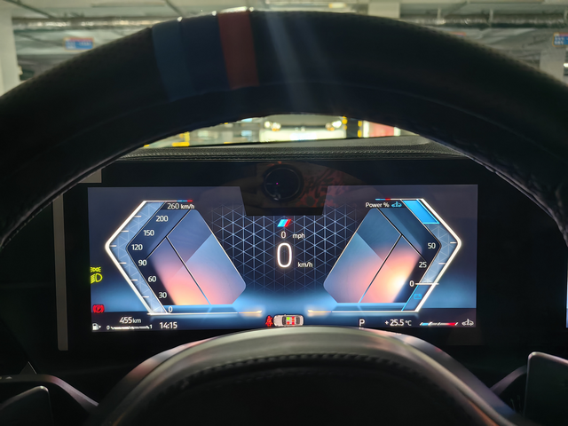 你们车显示器中间也有一块梯形不亮吗
问了4儿子店竟然跟我说就是这么设计的把车主当