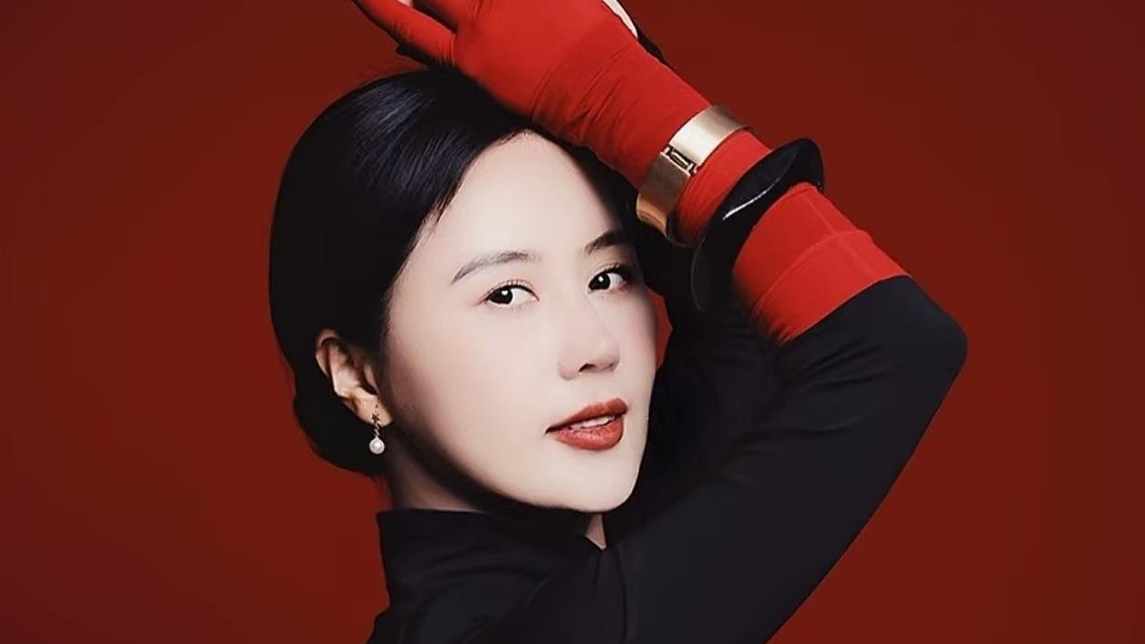 网红相宜发布妩媚大片，自称“老娘”引发巨大争议：这还是博士吗