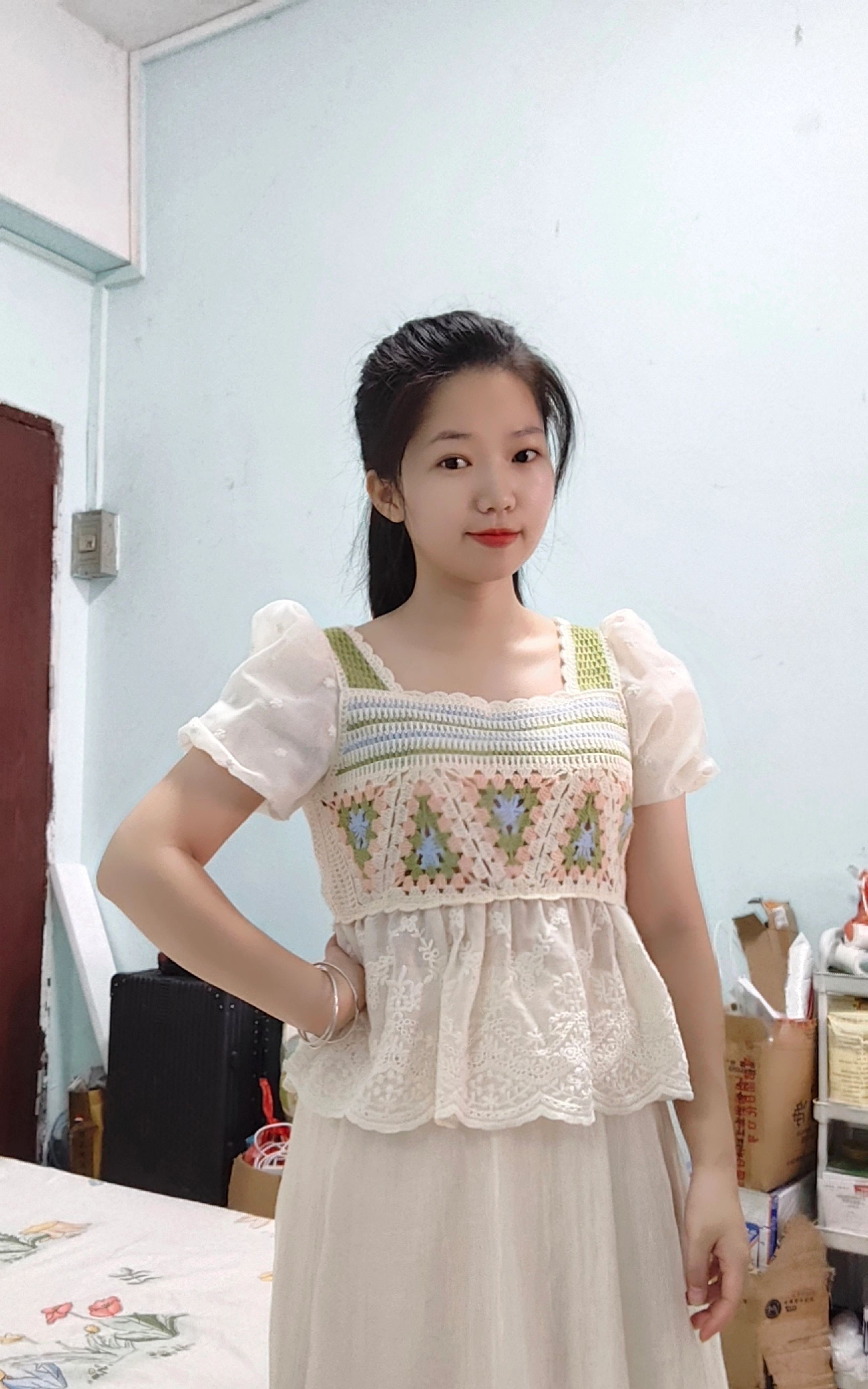 我今年29岁，一个人在厂里上班，每月工资四千出头，租着六百多块的房子。每天就是一