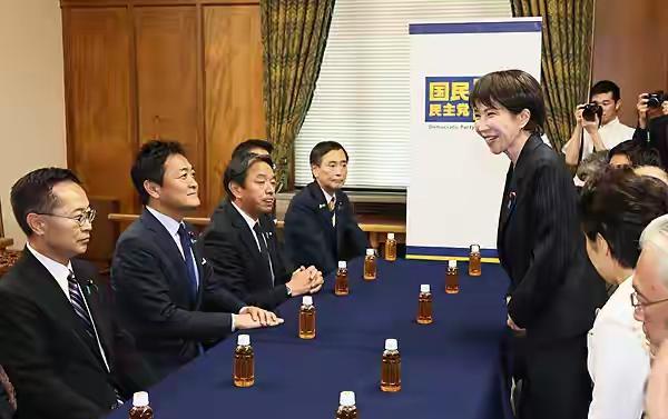 高兴早了？高市早苗的首相梦平添很大变数。
在高市早苗接任日本自民党总裁后，按照惯