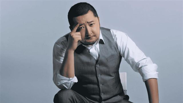 42岁热播剧演员在街头摆摊刷鞋，本人发声，揭露娱乐圈残酷的现实