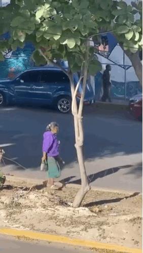 扔酒瓶子袭击过往车辆，这人精神有问题吧？[what]