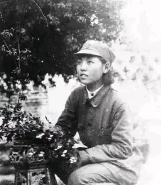 1939年，女战士肖影在日军阴冷的地牢里被酷刑折磨得神志不清，忽然有个“汉奸”狠