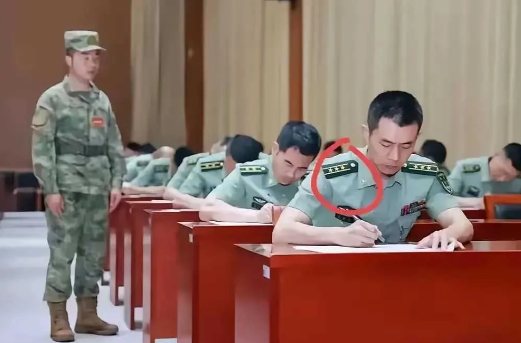 这在部队这是什么军衔？
