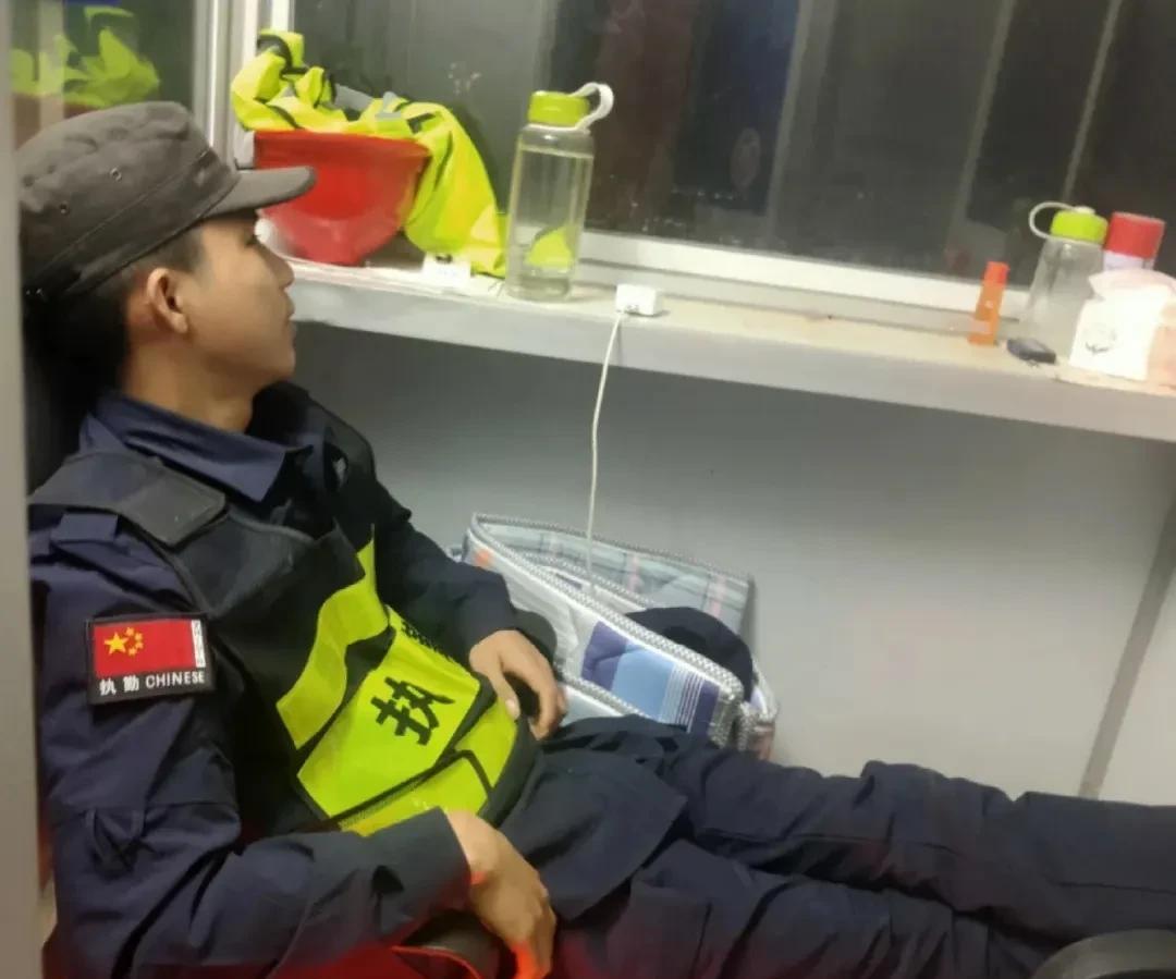 夜班保安睡觉也属于正常现象，因为保安也是人，不是机器。深夜出现打瞌睡现象也能理解