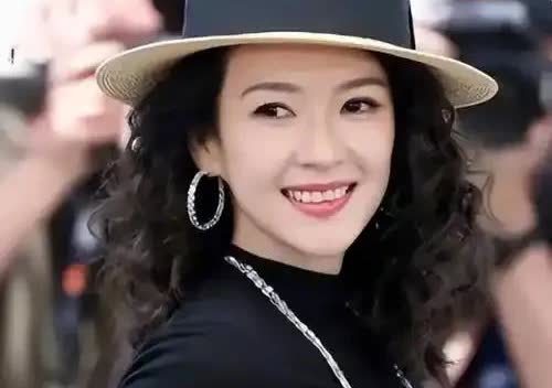 漂亮的姑娘会发光，这话一点都不假，不然，汪峰不可能一眼就看到章子怡。

他向