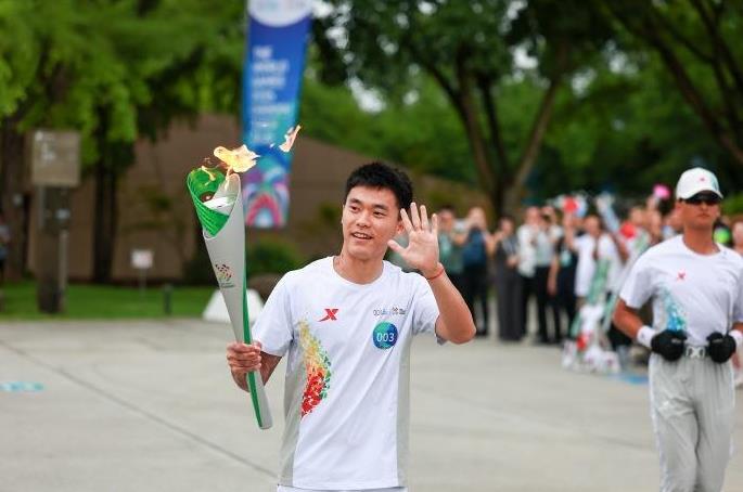 今天，成都2025世界运动会的火炬传递正式开启，火种在三星堆完成采集后，在多个具