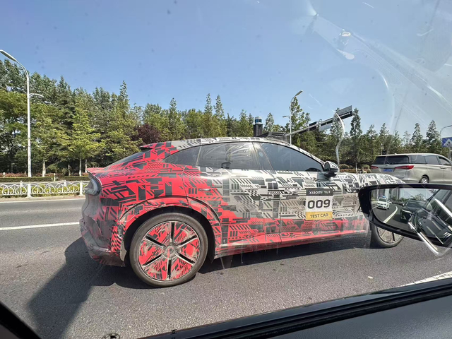 路遇小米YU7伪装路试车
没太多伪装的必要了