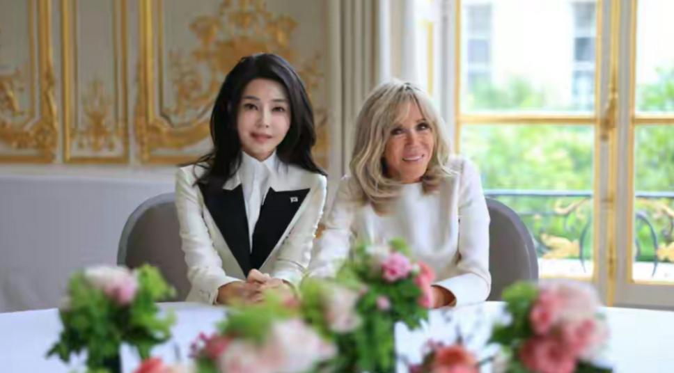 法国和韩国，完全就是两个极端，一个随时都能轻易罢工，一个加班到猝死都会觉得很正常