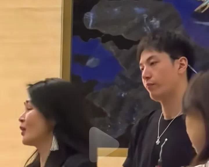王九龙，于明加探班秦霄贤《卿卿误我》，1.93米的王九龙哭的稀里哗啦！哇，继10