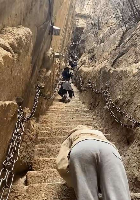 看到这场场景，你还敢去挑战山峰吗？
