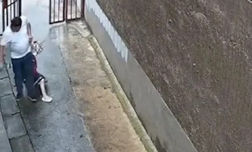 娄底“醉汉”拽童事件性质非常恶劣：

第一，小女孩一开始就抓着门口铁门强烈反抗，
