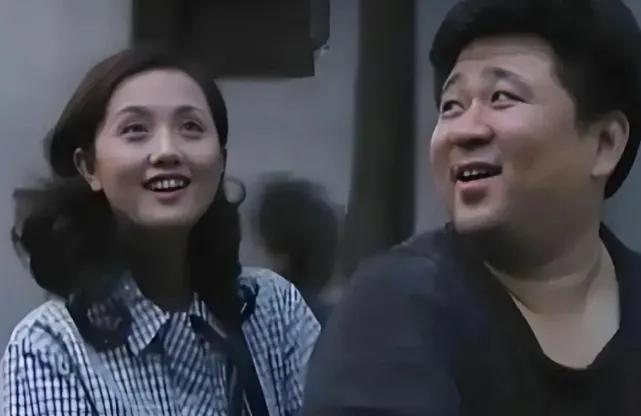 1、她是演员，
没有任何绯闻，可以说是白璧无瑕。
2、她是女人，
嫁给了初恋，做