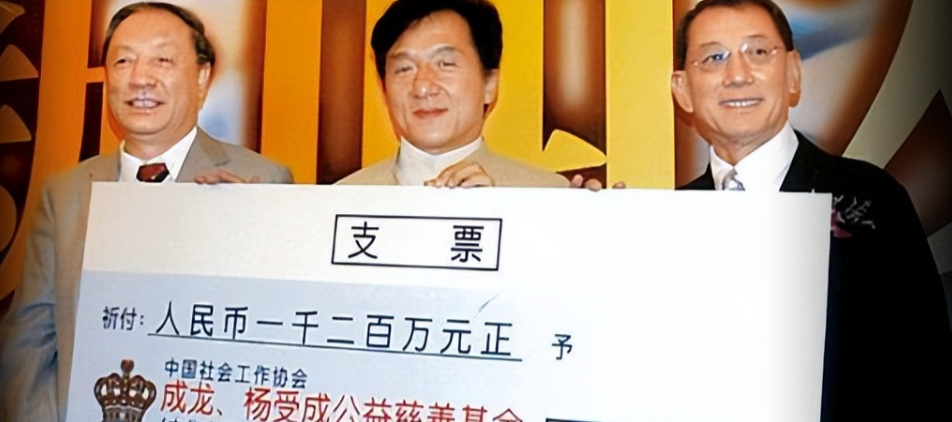 在一次慈善晚会上，成龙发起捐款倡议，当时有一位观众打断他：“你穿的外套多少钱？”