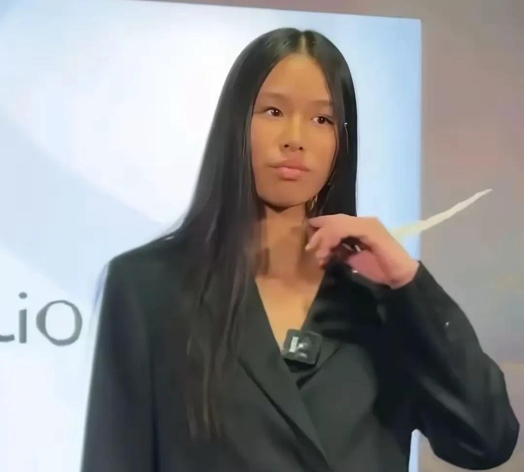论样貌，张庭的女儿确实比不上张庭。张庭当时在台湾有着“酒窝美女”之称。反观张庭的