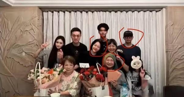 你们注意到了没？
自从大S走后，
只有她的妈 妈不停地出来发动态，反而是最爱她的