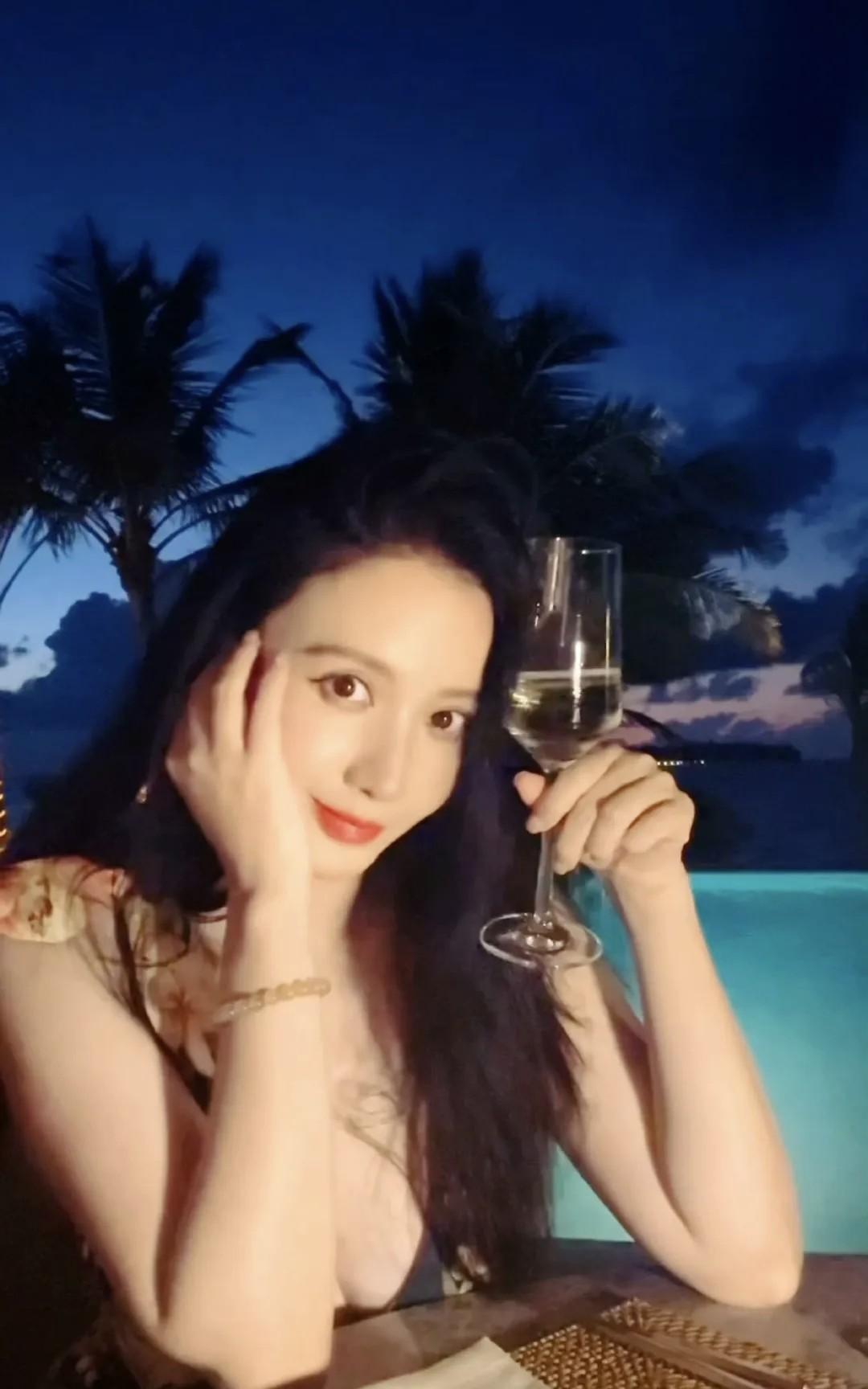 最近张萌穿吊带碎花裙的造型火出圈了！她这裙子吊带设计，大秀性感锁骨和肩颈线，碎花