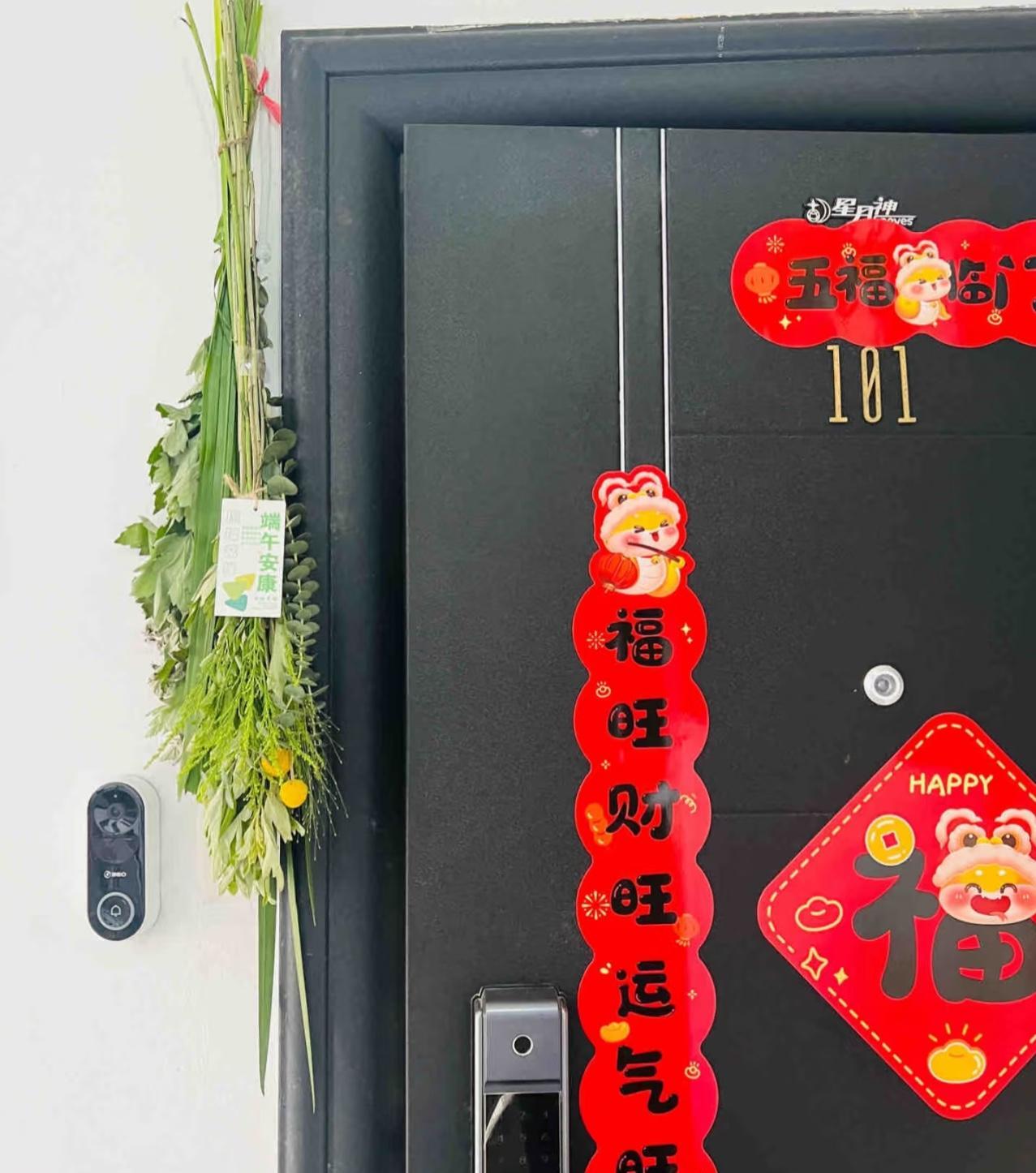 自己一个人过日子
也要顺顺利利啊
跟着大家一起端午挂艾草