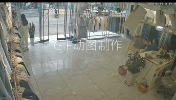 一男子在大街上就大声哭喊“啊！啊！啊！”当走到这家服装店门前，看到门开着，就闯了