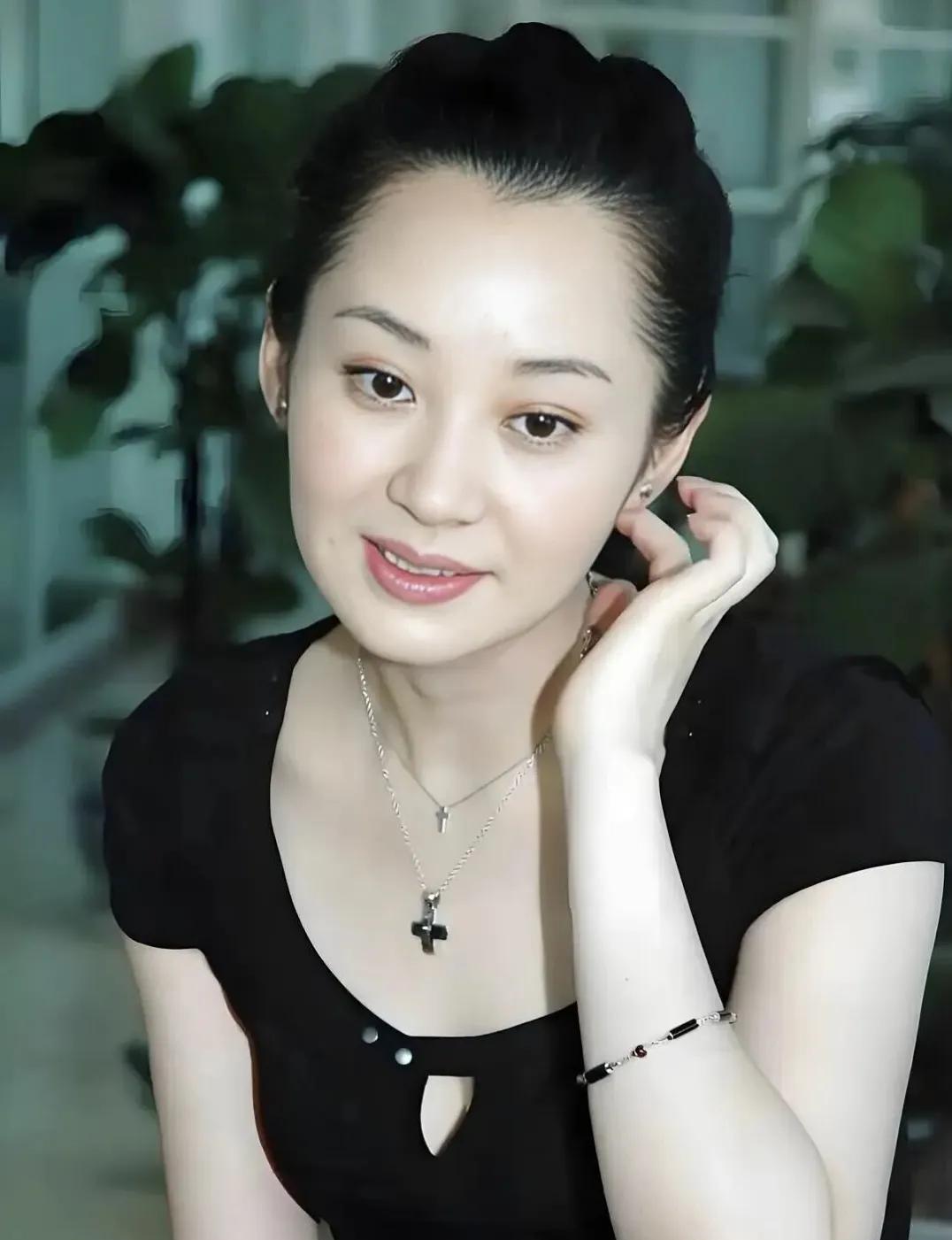 许晴、何晴，谁更美？我觉得这个问题的答案因人而异。这两个美女都是天生丽质，是演艺