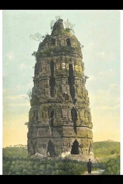 1924年，雷峰塔突然倒塌。人们害怕白蛇出塔，纷纷呼喊：“快跑啊，雷峰塔倒了，白