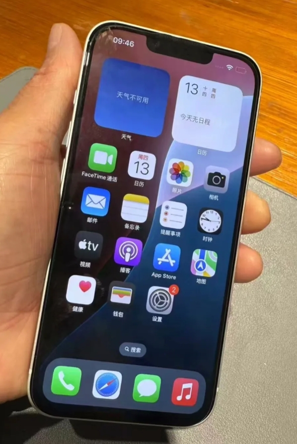 这黑边跟第一次使用XR的体验差不多。不过人家iphone 16e注重的是超顶的续
