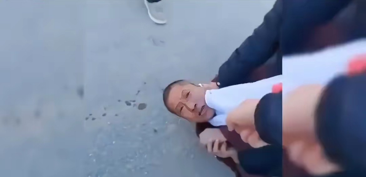 鬼子旗上身，路人怒了











---











你敢信