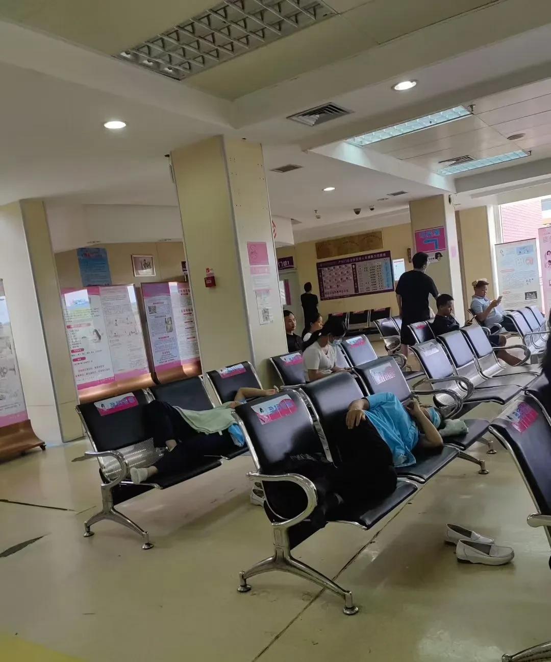 医院现在装修得跟五星级酒店似的，确实豪华高大上。但咱能不能别光顾着面子工程？每天