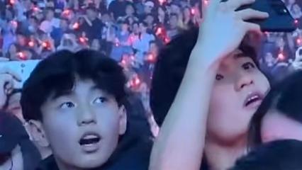 谢霆锋俩儿子观看爸爸演唱会，还跟观众打招呼，妈妈张柏芝未现身