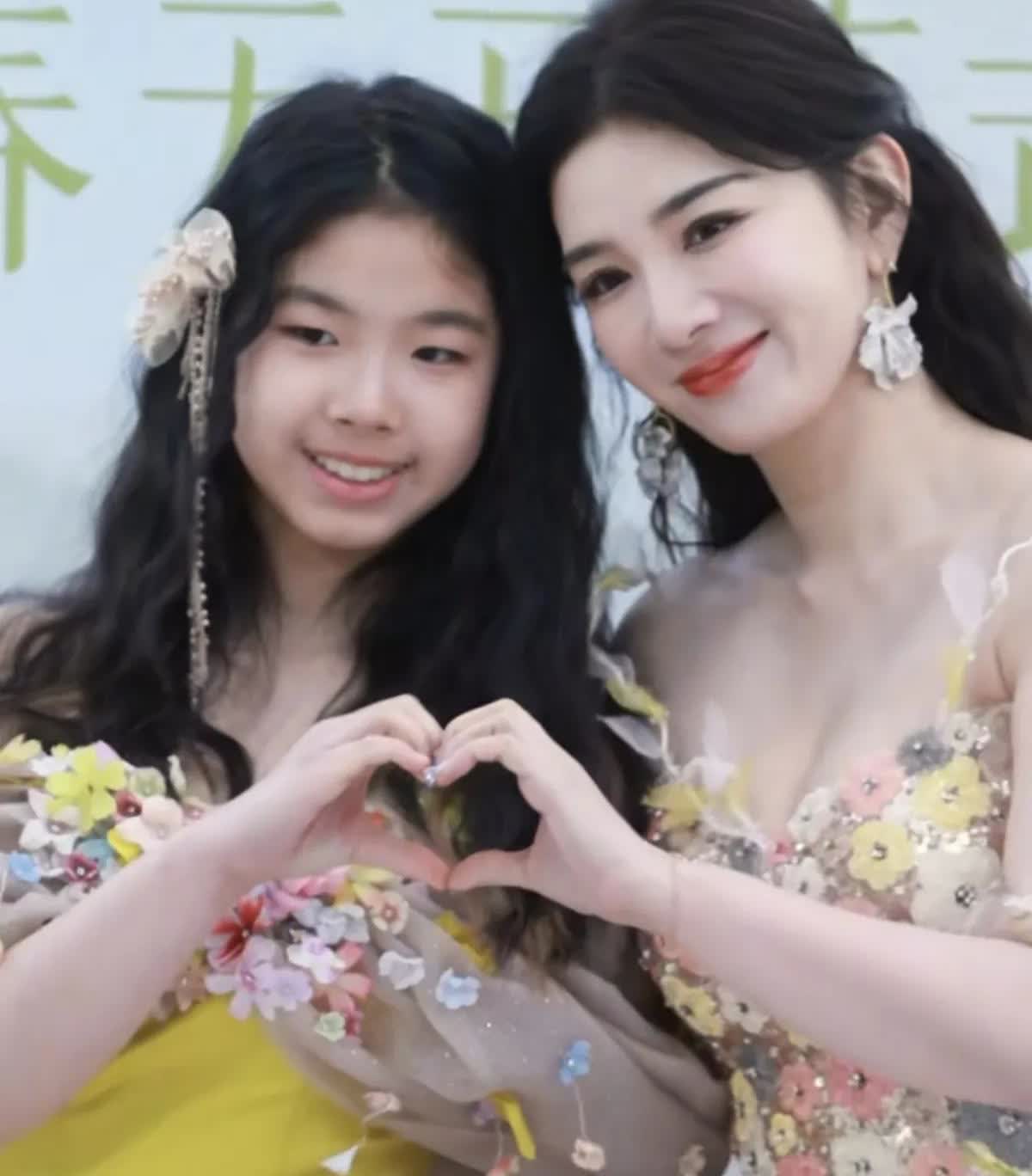 现在全网最糟心的女人就是黄奕了吧，
不是因为自己感情不顺， 也不是因为自己没戏