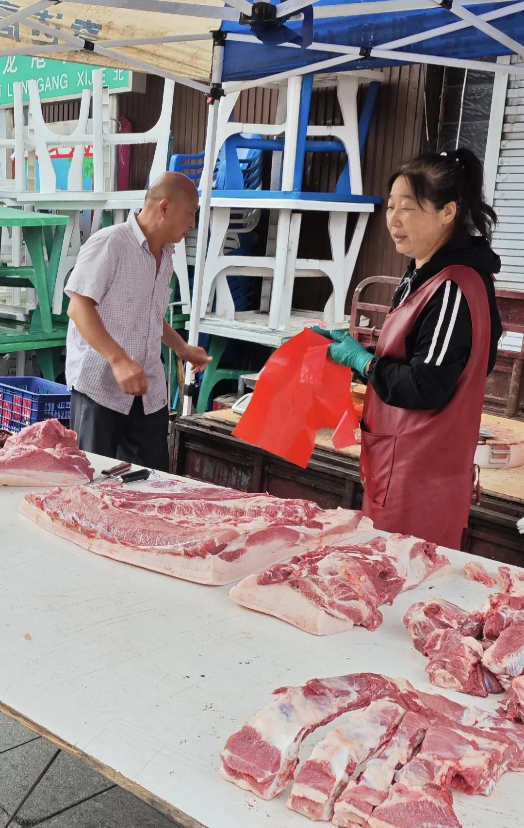 #分享一张最近随手拍的照片#
滦平早市猪肉摊。猪肉11元一斤，排骨22元一斤。排