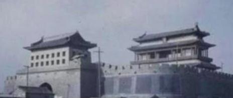 1953年，吴晗执意要拆除北京古建筑，梁思成苦苦劝阻无果，情急之下竟瘫坐在地嚎啕