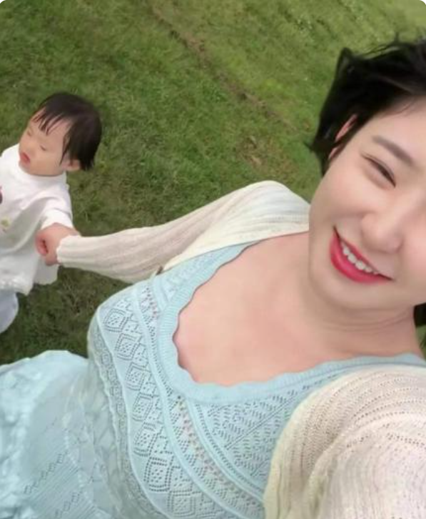 王思聪女儿闪闪长大，越长越像爸爸爷爷，黄一鸣当初赌对了