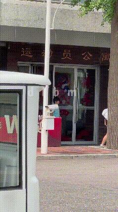 新鲜的蓝色小莎，下午去上训了。
远远看过去皮肤白得发光。