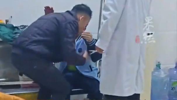 失控！儿子考10分被爸爸扔椅子砸破头：送医院后自责狂扇耳光！
