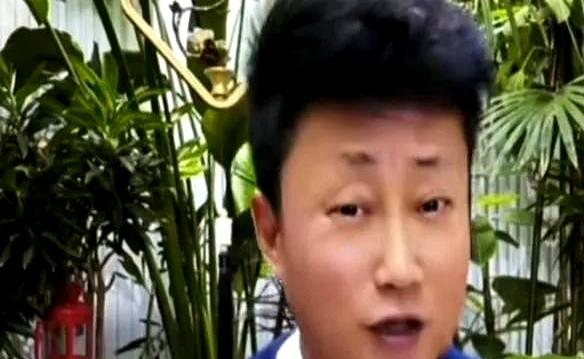 耿为华和媳妇在三亚的假期，气氛轻松得宛如夏日的阳光。他一边笑着聊着度假趣事，一边