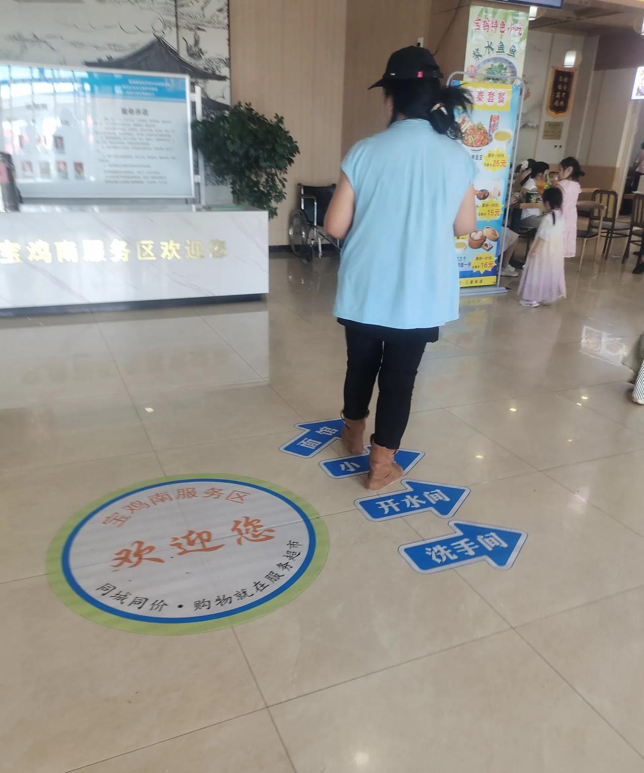 世上怪人怪事还真的有！
四十多度的高温天气，出去旅游时，我发现同车的一个女的，大