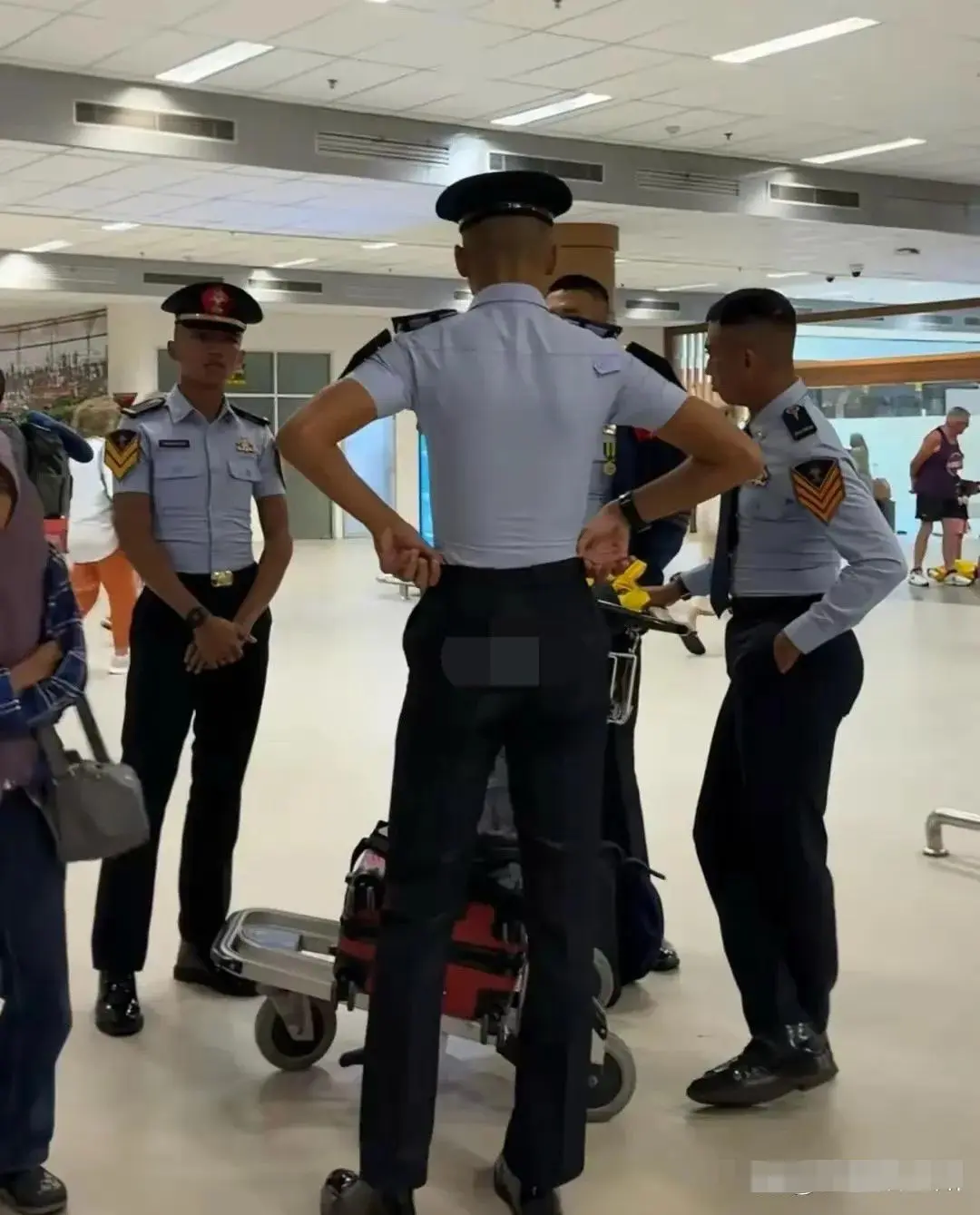 穿那么紧，一眼就看出是哪的
