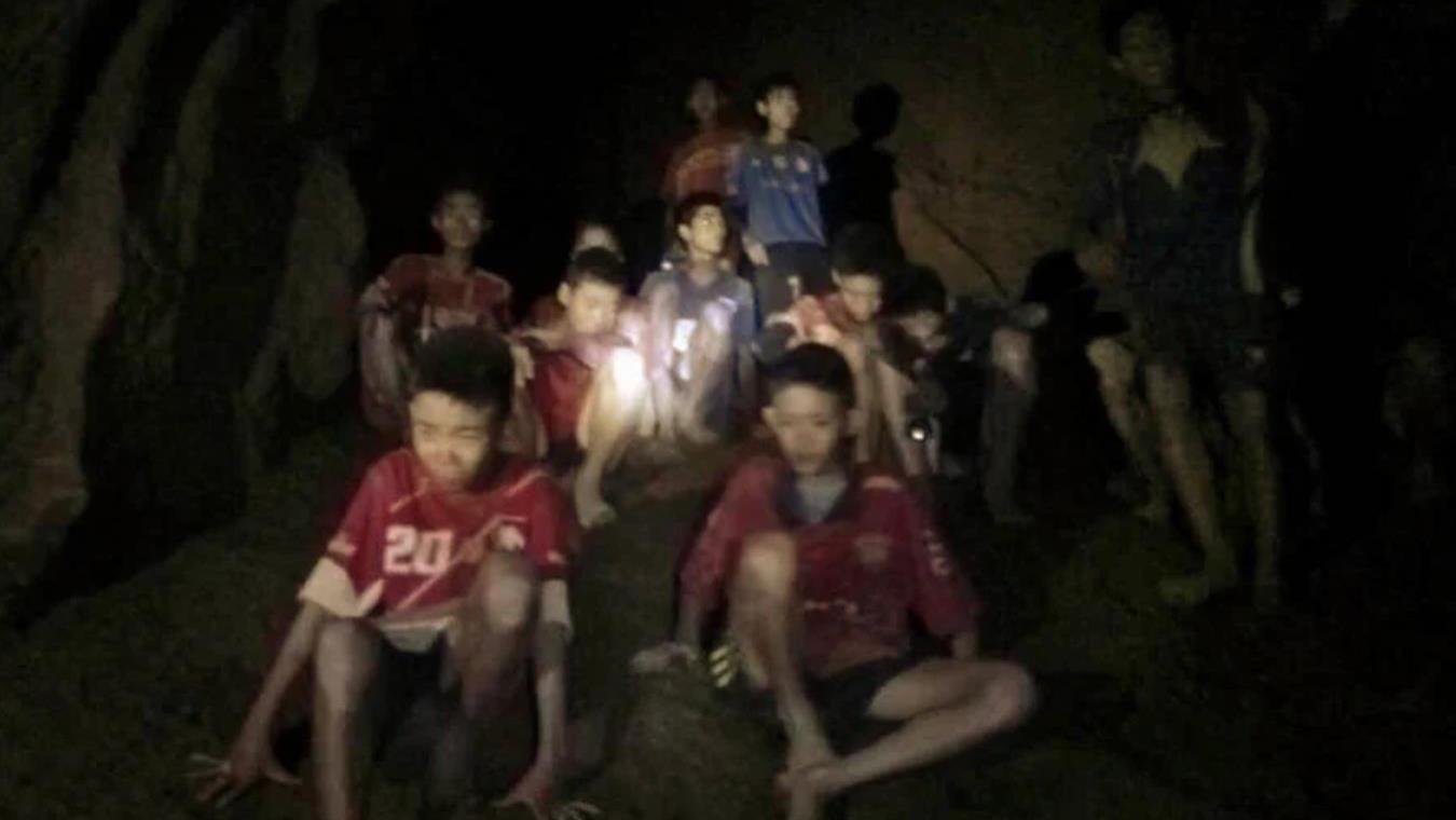泰国13名足球队成员洞穴受困，多国万名救援者历经十八天成功救出