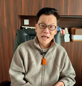 看了李国庆未婚妻张丹红的视频，很多网友建议他签署婚前财产协议。
李国庆与北大同学