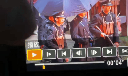 丁禹兮片场救人获赞











天哪！惊险一幕！一位工作人员竟然在丁禹