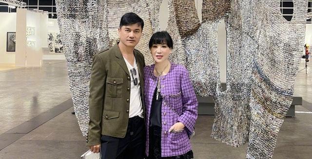 68岁冻龄百亿驸马豪宅曝光，古董木雕名画摆满屋极具中式古典气派！
片中可见，吕良