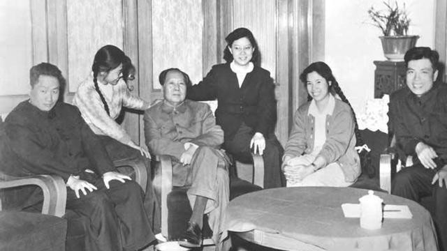 49年，毛主席和江青的合影，伟人若有所思，他在想什么呢？