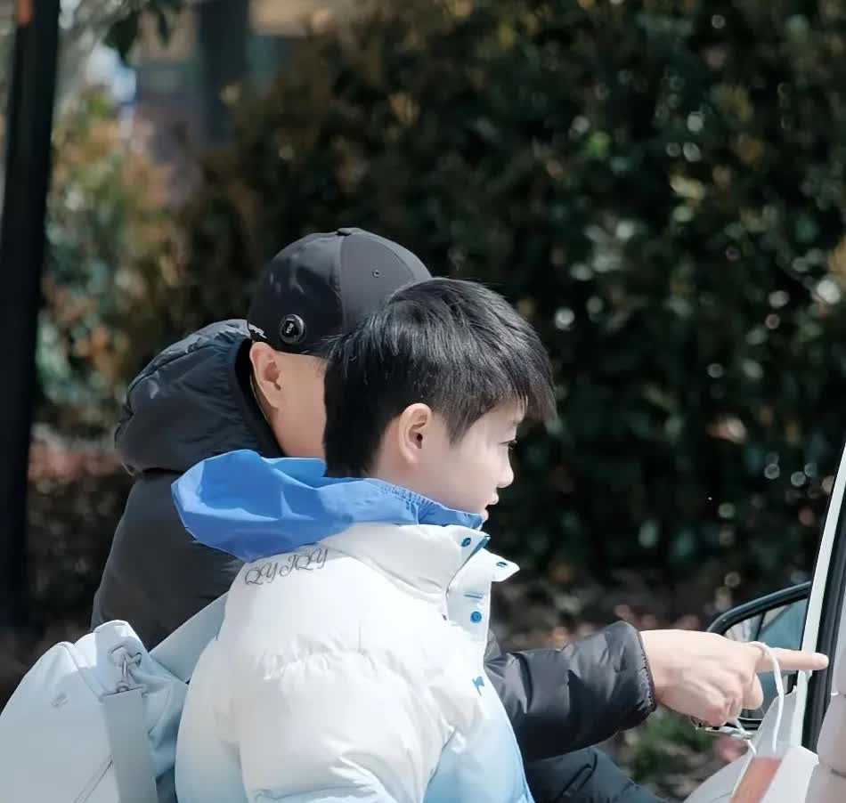 莎莎和杨指导上训高清图！
这三张照片真好看，粉丝把莎莎拍的好漂亮啊！
蓝莓色