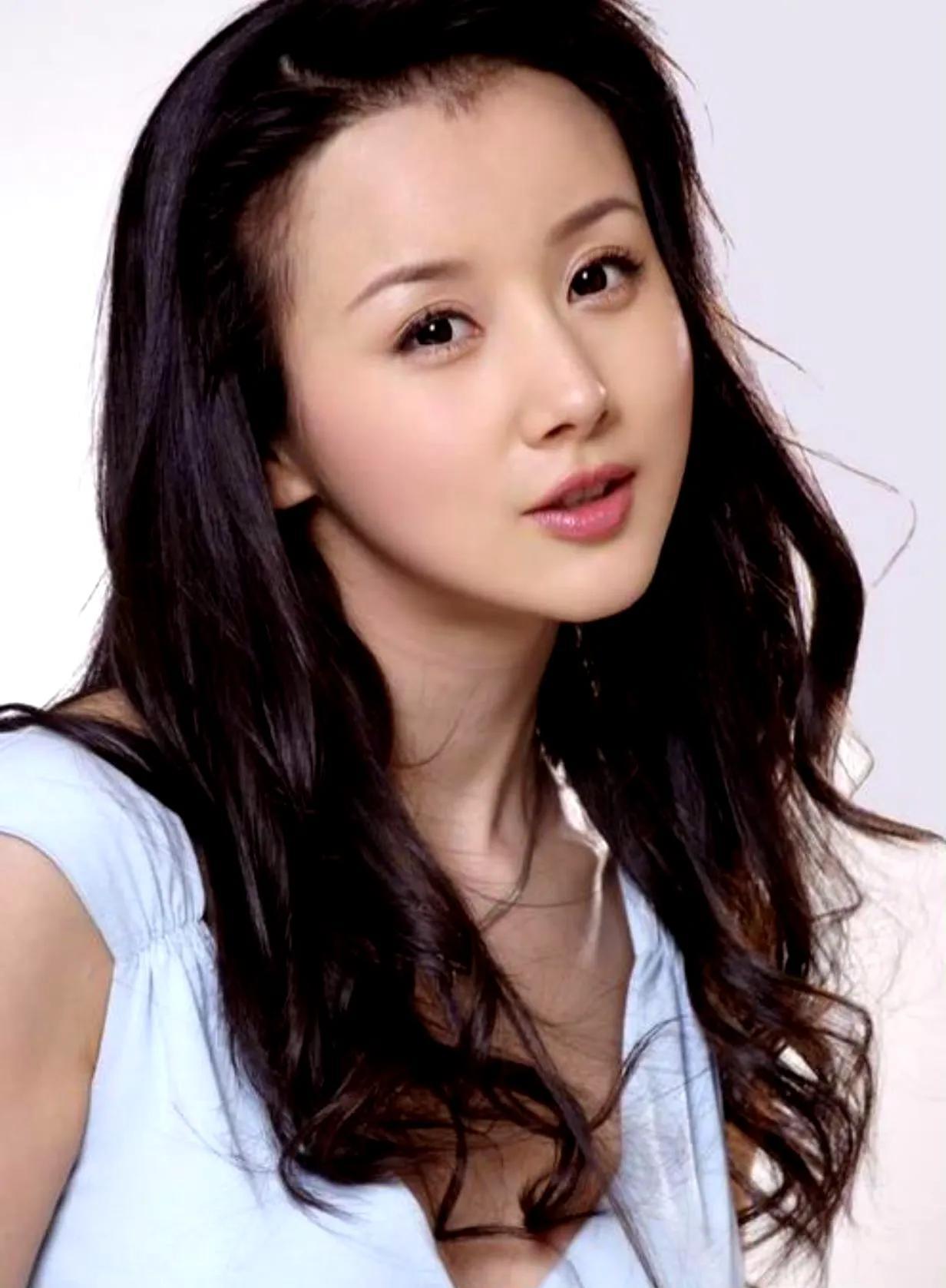 孙菲菲离婚：告别“假装美满”，她终于做回自己！都说娱乐圈离婚总要撕得难看，可孙菲
