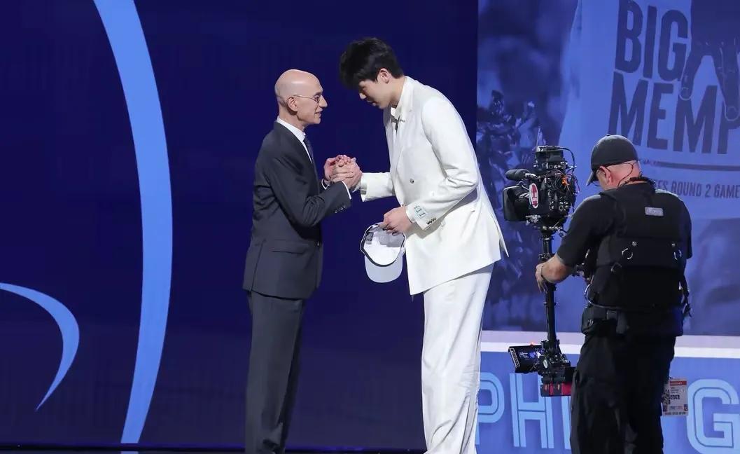 在今天进行的NBA选秀大会上，中国球员杨瀚森在首轮第16顺位被开拓者选中，从而实