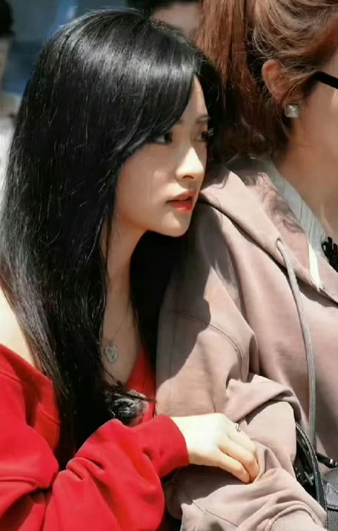 何炅:“那个时候她刚去实习的时候，未婚的男编导都很兴奋，说台里来了一个特别可爱的