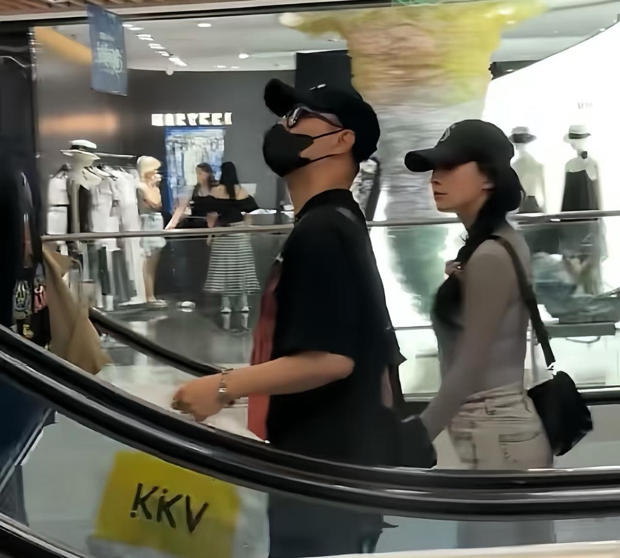 再看森林北，年轻漂亮又有气质，那汪峰可得好好把她捧在手心里呀！
要说汪峰，还真是