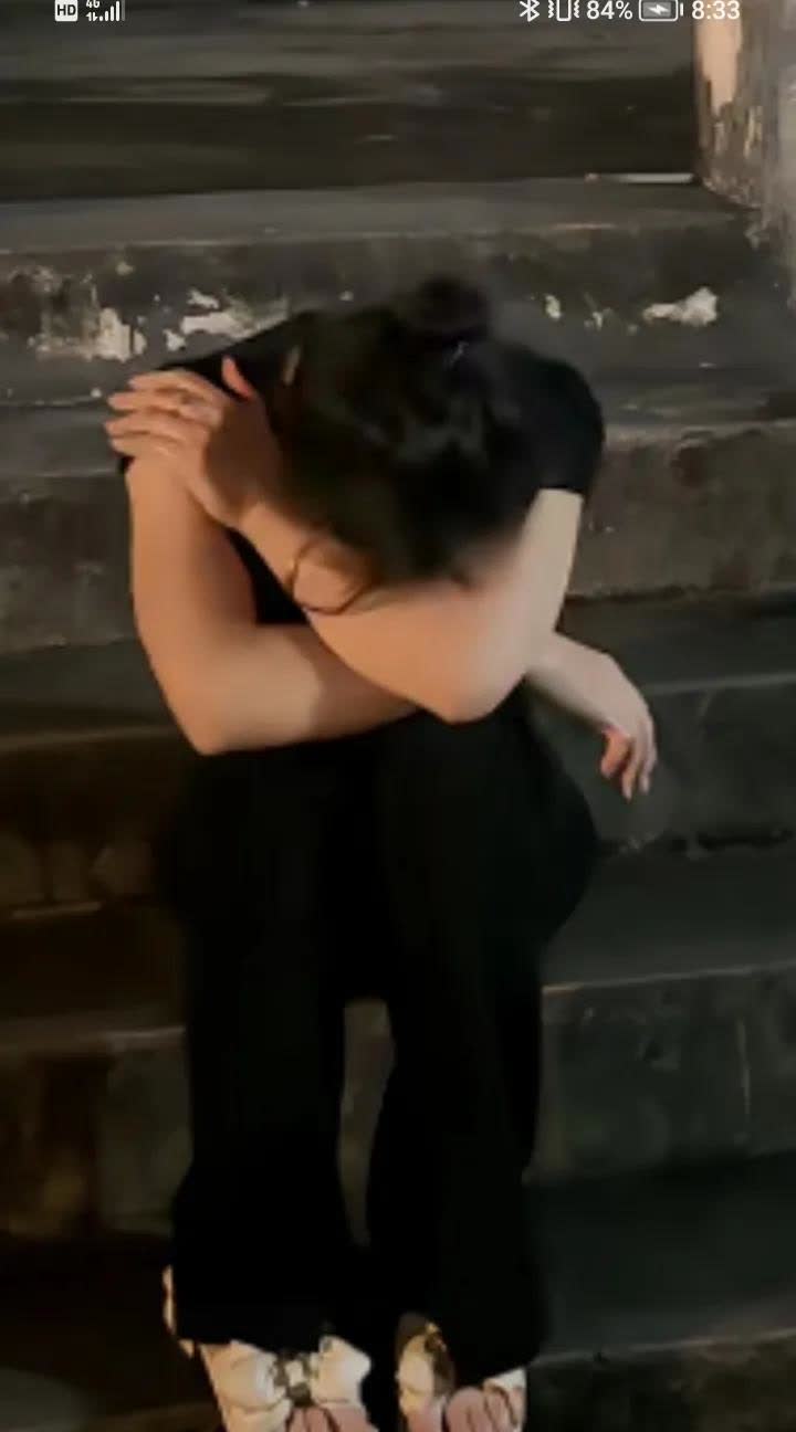心寒了，婚离了，家没了，女子被弟弟拒绝门外，不让回家，女子伤心的坐在楼道里大哭起