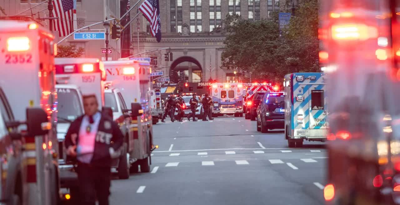 男子端着M4在纽约市中心扫射，警察也被打死，纽约警局局长：他有精神病
据《纽约